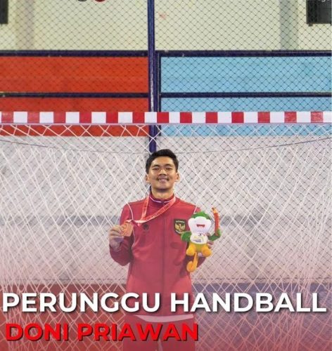 DONI BANTU TIM HANDBALL INDONESIA RAIH PERUNGGU
